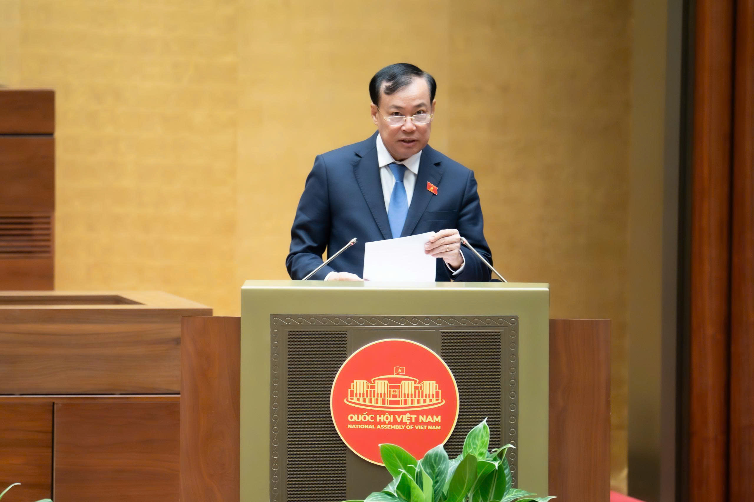  Chủ nhiệm Ủy ban Quốc phòng, An ninh và Đối ngoại, Thượng tướng Lê Tấn Tới trình bày báo cáo thẩm tra Dự án Luật An ninh mạng