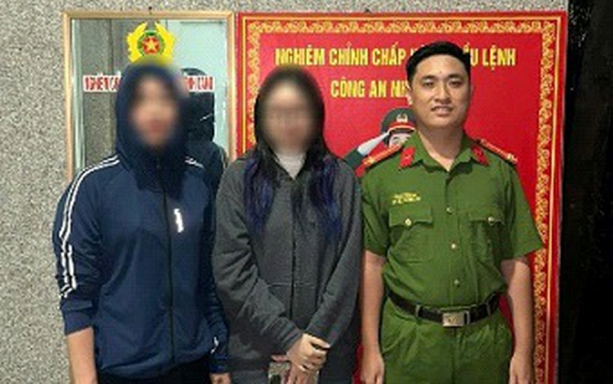 Công an phường bàn giao nữ sinh cho gia đình. Ảnh: CAHN