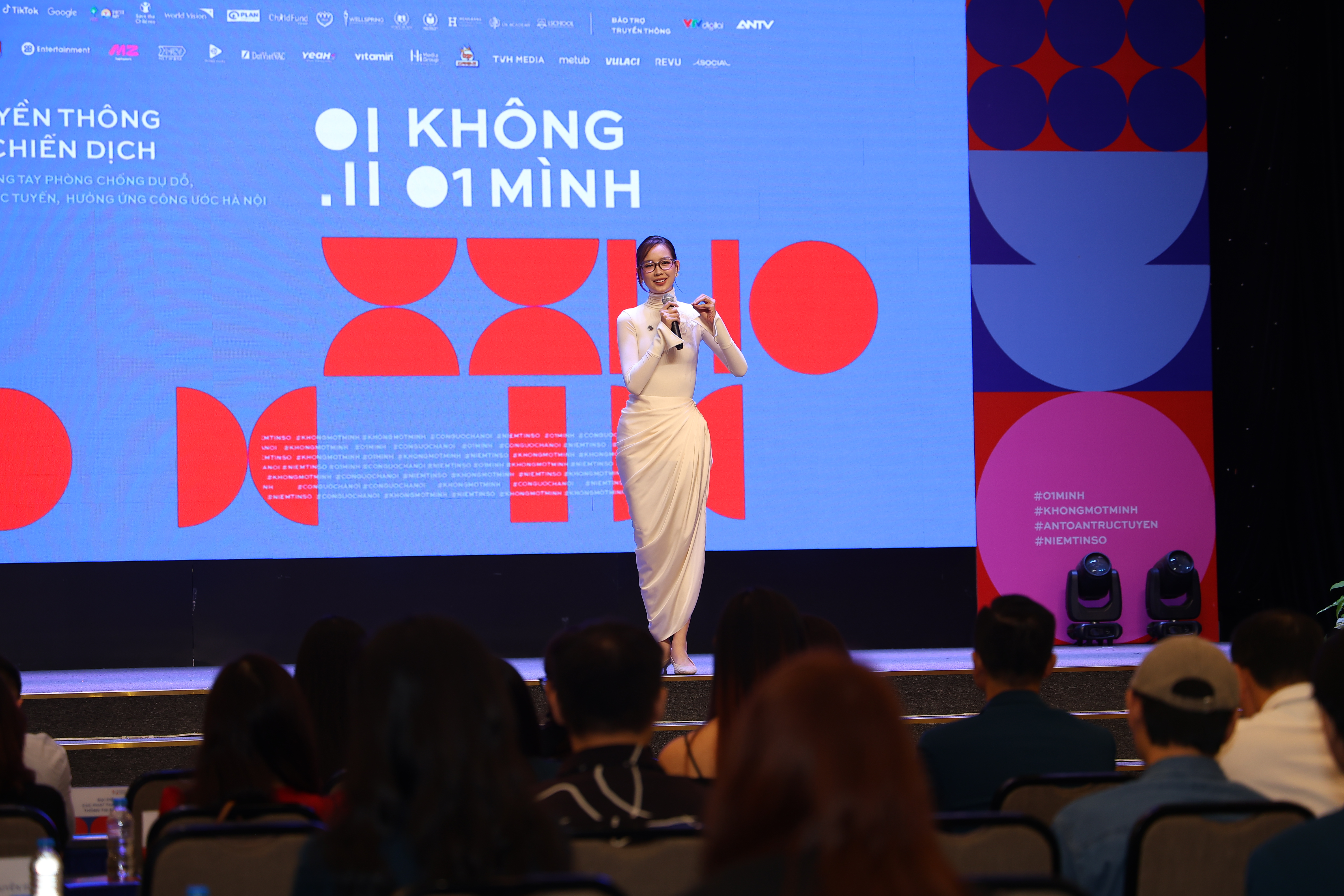 Hoa hậu Lê Nguyễn Bảo Ngọc - một trong những đại sứ của Chiến dịch Không một mình. Ảnh Nguyễn Cường.