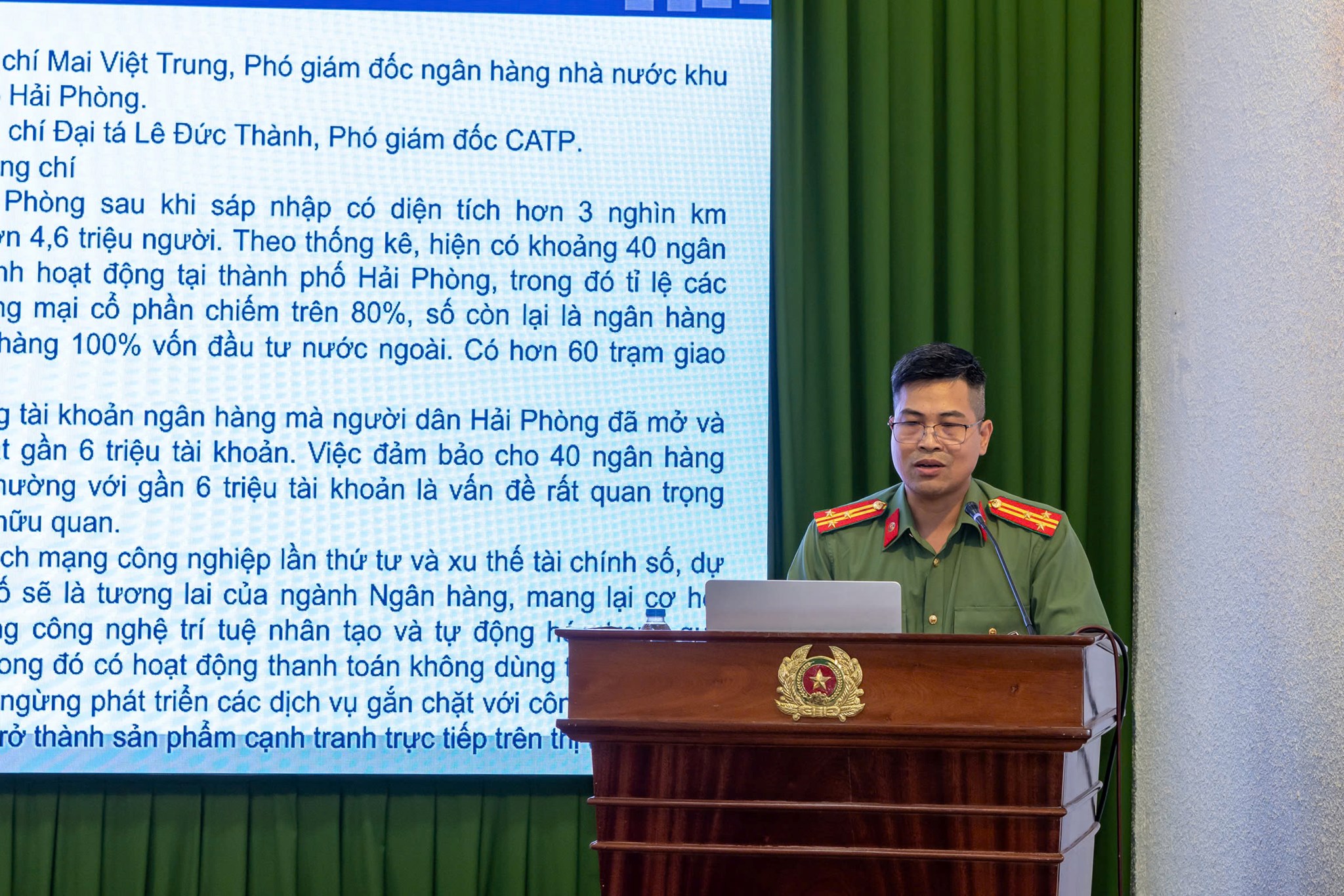 Thượng tá Phạm Đức Định, Phó Trưởng Phòng An ninh mạng và PCTP sử dụng công nghệ cao trình bày báo cáo tại Hội nghị.