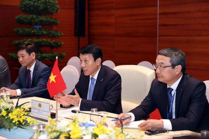 Đại tướng Lương Tam Quang trao đổi với ông Evgeny Valentinovich về hợp tác bảo đảm an ninh mạng.