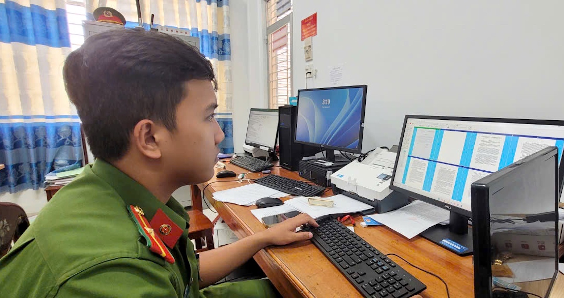 Cán bộ Công an phường Long An tích cực số hoá hồ sơ.
