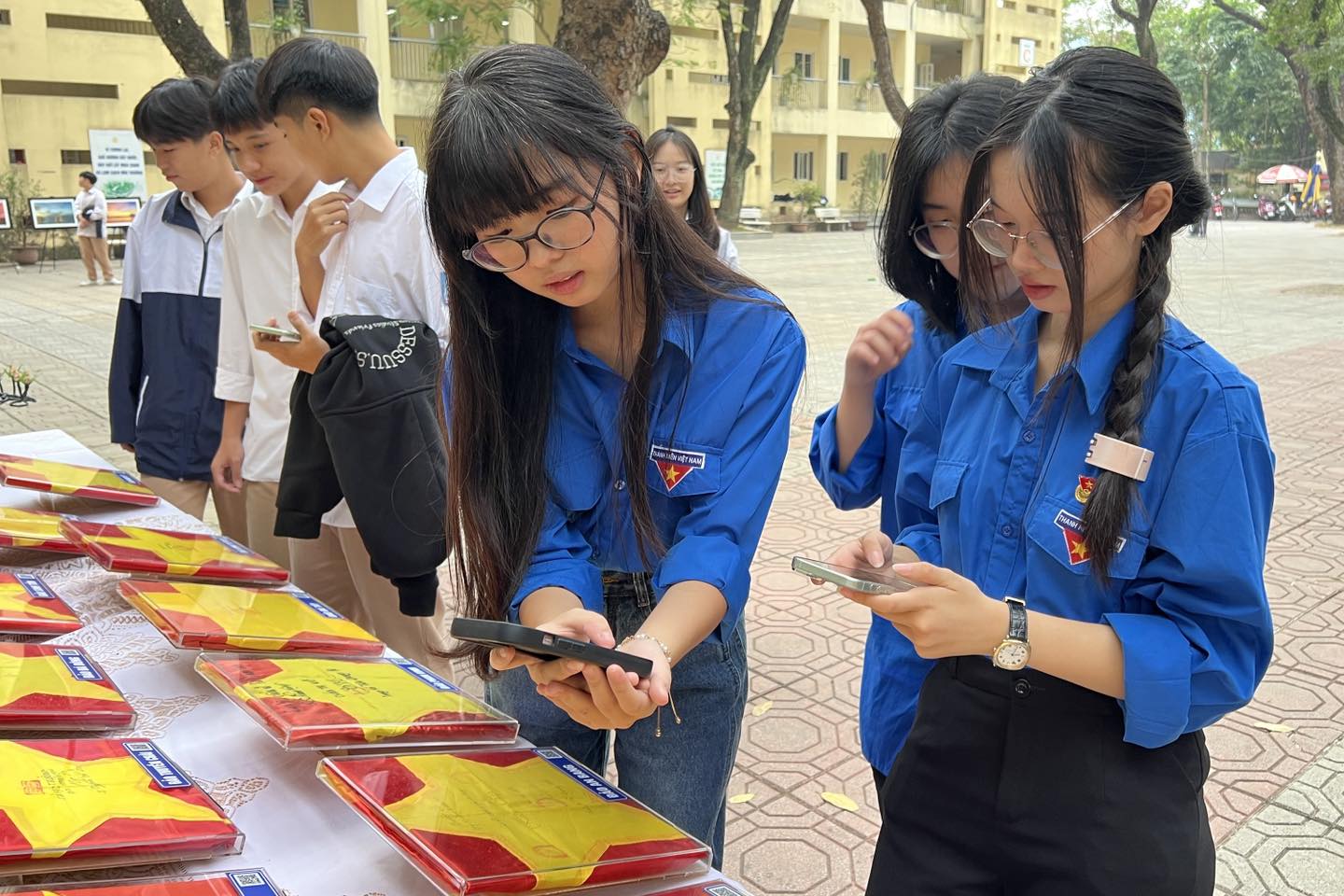 Trường học “siết” quản lý điện thoại: Bước đi chủ động phòng tránh lừa đảo và “bắt cóc online”