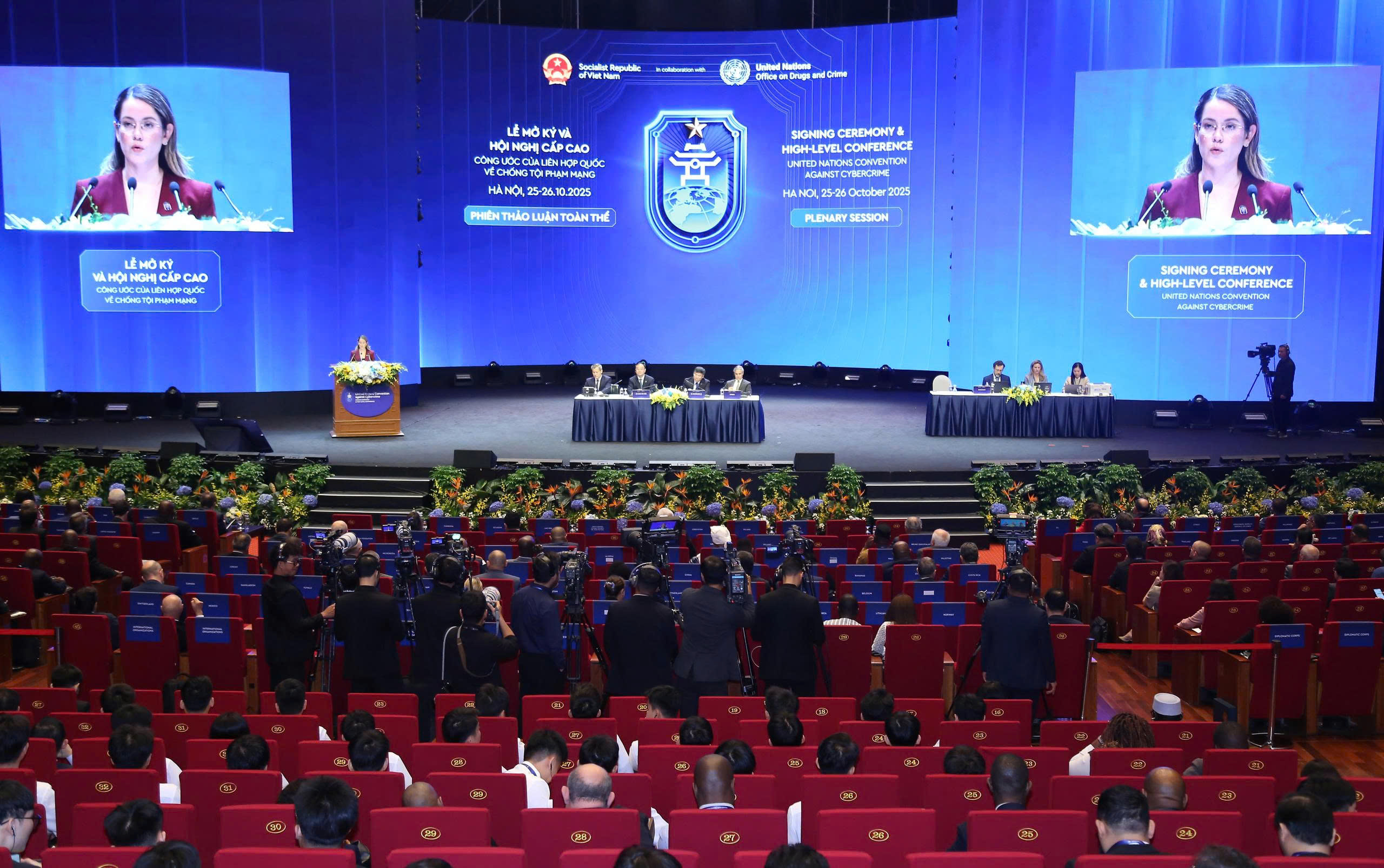 Toàn cảnh phiên thảo luận toàn thể thứ hai trong khuôn khổ Lễ mở ký Công ước của Liên hợp quốc về chống tội phạm mạng (Công ước Hà Nội), ngày 26/10 tại Hà Nội.