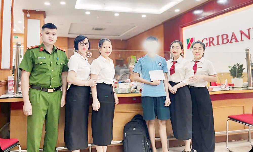 Em Đỗ Văn H nhận lại số tiền định chuyển cho đối tượng lừa đảo.