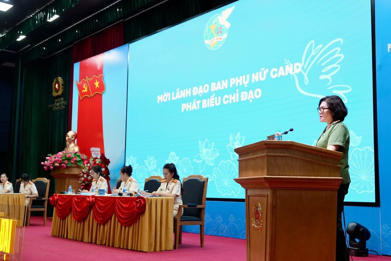 Thiếu tướng Ngô Hoài Thu, Ủy viên Trung ương Hội LHPN Việt Nam, Phó Cục trưởng Cục Công tác chính trị, Trưởng ban Phụ nữ CAND phát biểu tại Đại hội