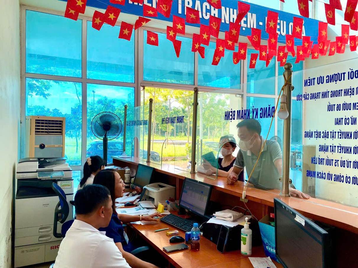 Nhân viên y tế của Bệnh viện Công an thành phố Hà Nội kiểm tra thông tin ban đầu.