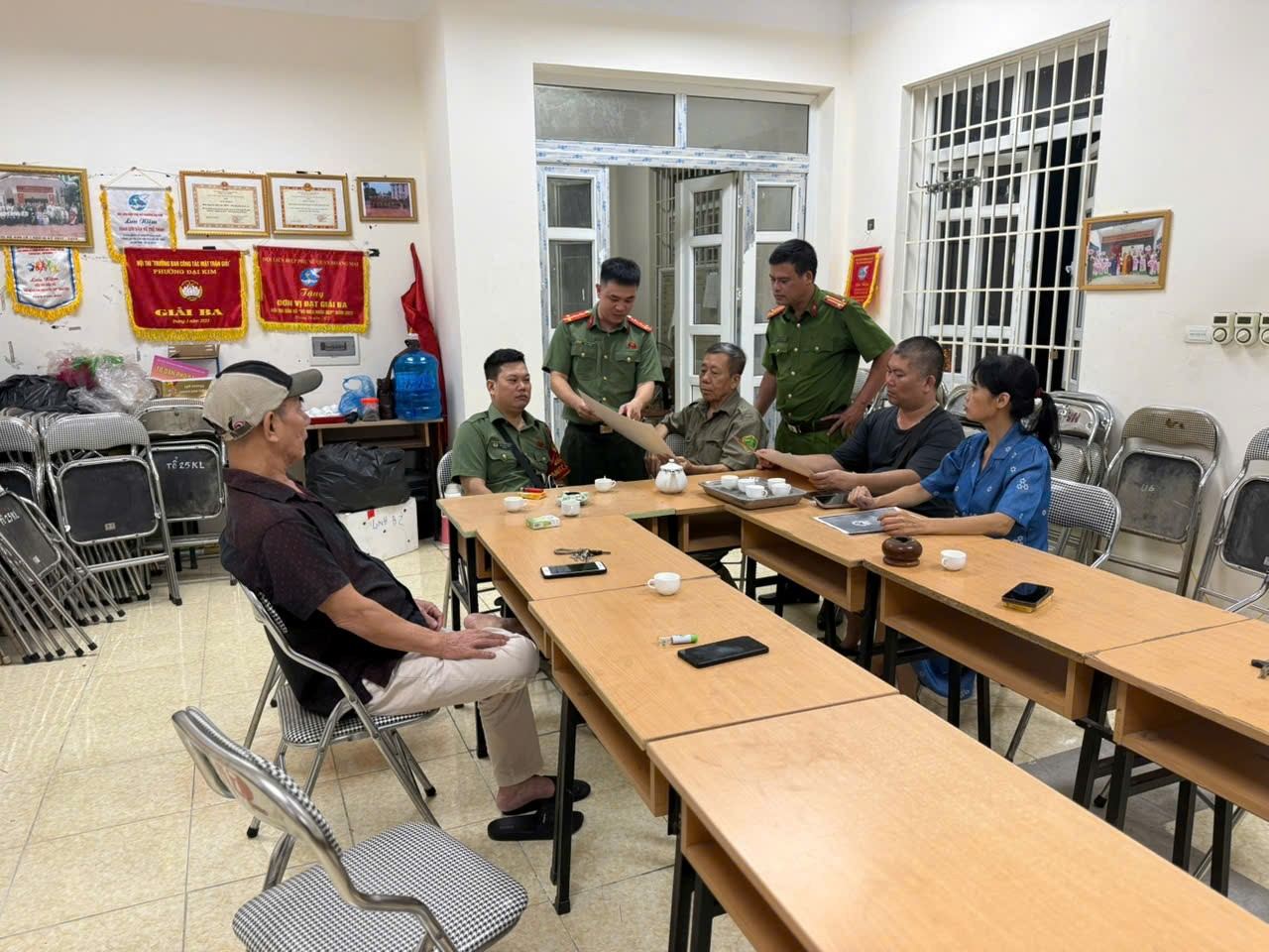 Công an phường Định Công hướng dẫn các đồng chí là Tổ trưởng Tổ dân phố, Tổ An ninh trật tự ở cơ sở về các nền tảng số phục vụ công tác bảo đảm ANTT.