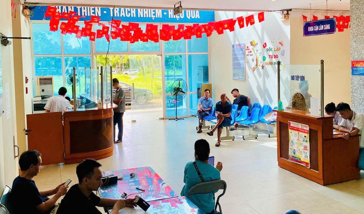 Người dân đến khám bệnh tại Bệnh viện Công an thành phố Hà Nội không phải mang theo hồ sơ giấy.