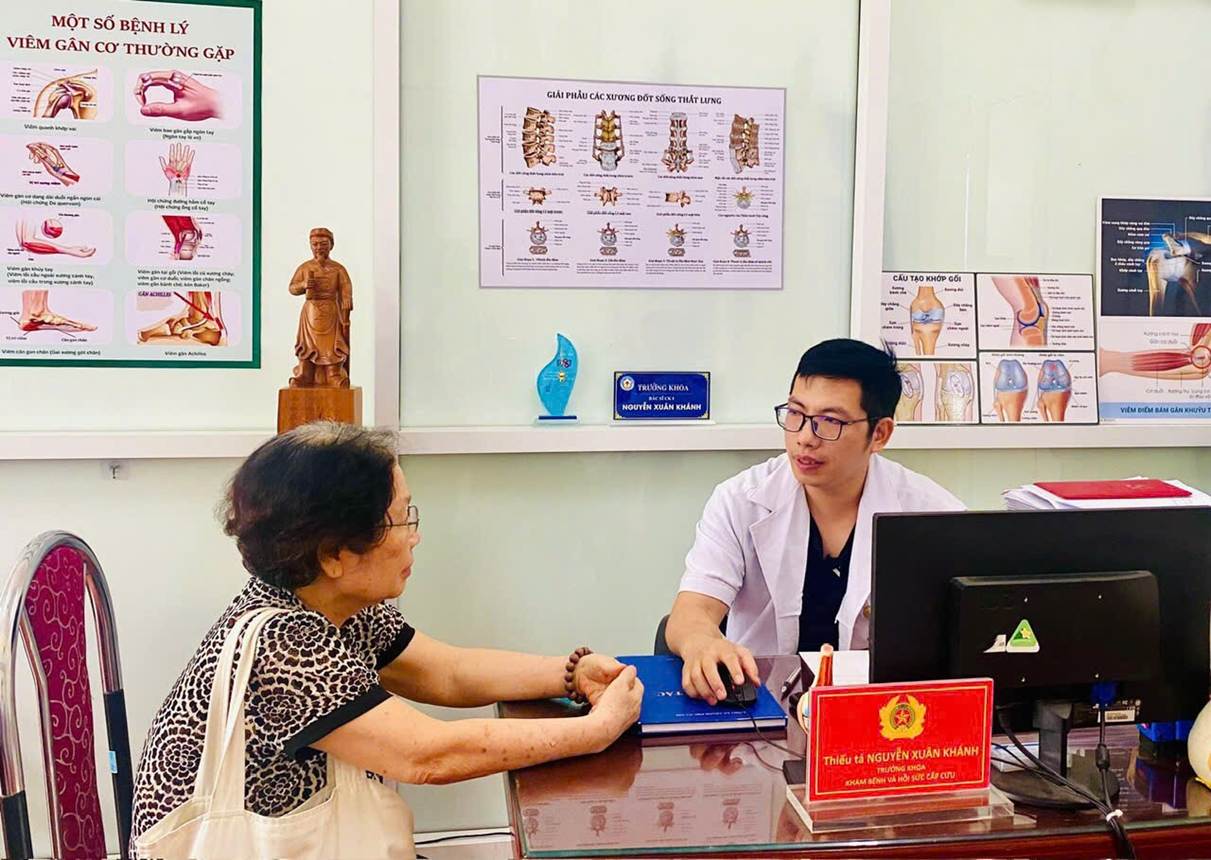 Bác sĩ của Bệnh viện Công an thành phố Hà Nội thăm khám, tư vấn sức khỏe cho bệnh nhân.