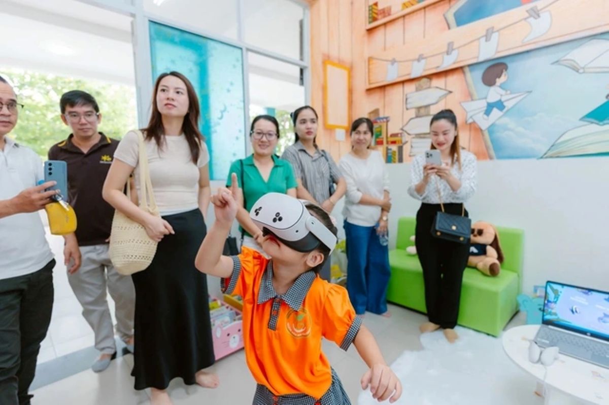 Học sinh mầm non tại TP.HCM trải nghiệm kính thực tế ảo trong ngày khánh thành Thư viện số của nhà trường.