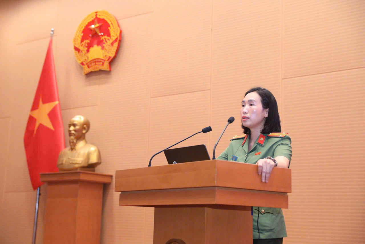Trung tá Nguyễn Thị Tuyết - Đội trường đội An ninh Dân chính Đảng và bảo vệ bí mật nhà nước, Phòng An ninh chính trị nội bộ, Công an Thành phố làm Báo cáo viên tại các Hội nghị tập huấn.