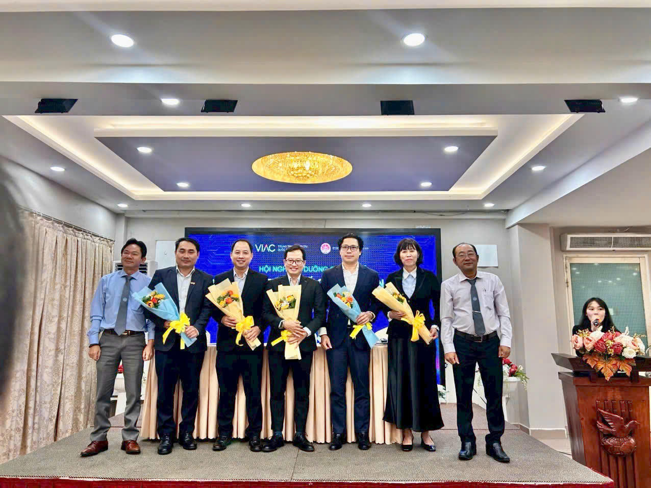 Đại diện Đoàn Luật sư Đồng Nai và Thẩm phán Phan Sỹ Hùng.