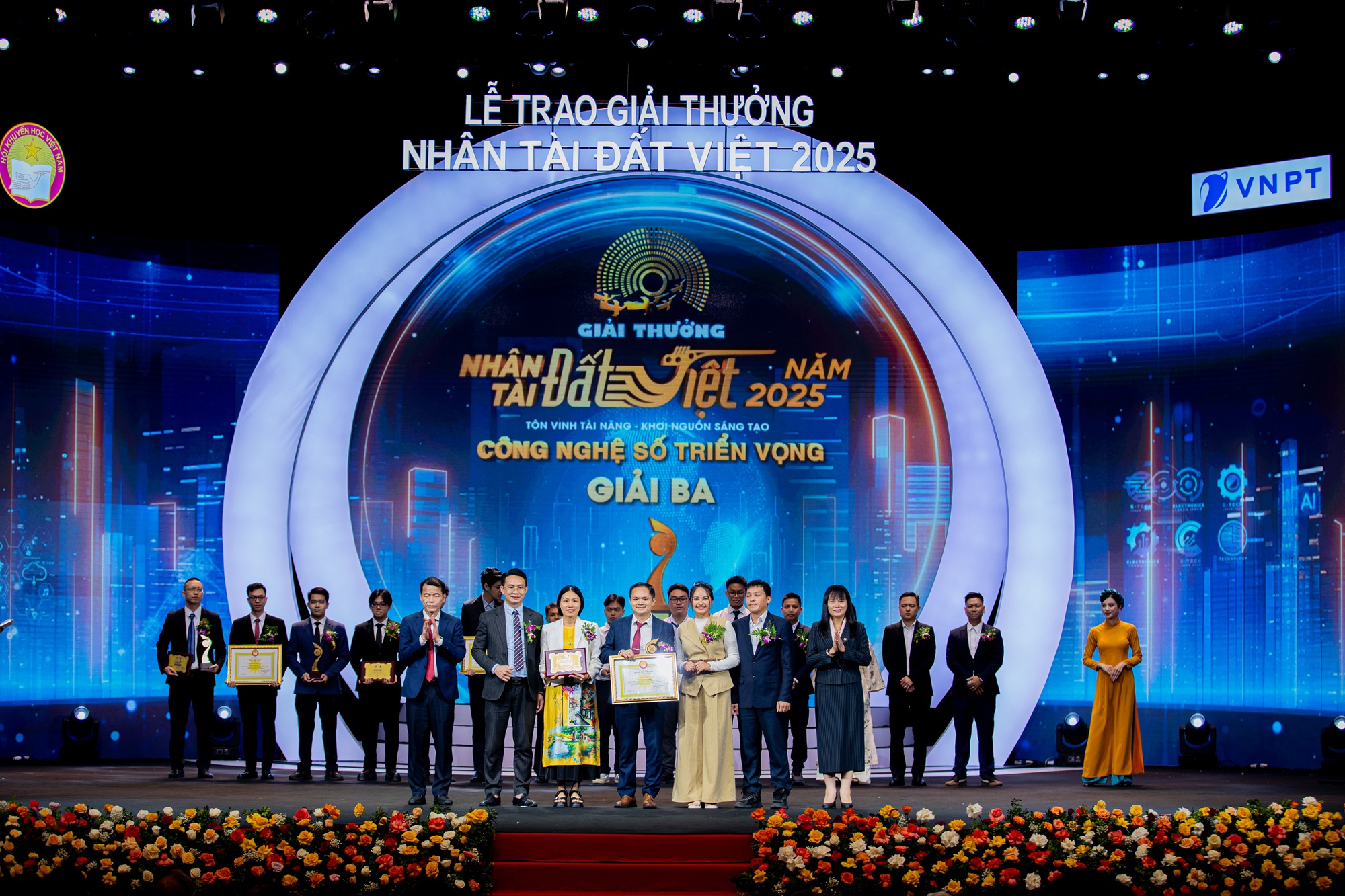 Hành trình của những người trẻ đưa AI đến gần hơn với người Việt