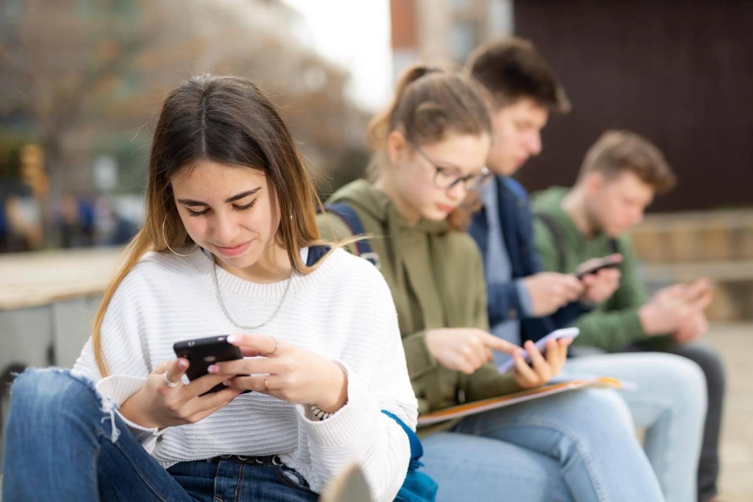 EU đề xuất cấm trẻ em dưới 16 tuổi sử dụng mạng xã hội và AI