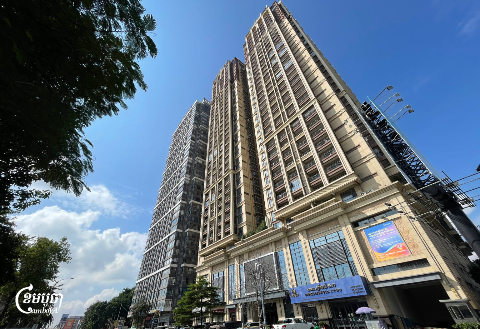 Một tòa nhà của Prince Group trên Đại lộ Russian ở Phnom Penh, được trích dẫn trong các báo cáo là có liên quan đến các hoạt động lừa đảo. Ảnh: CamboJA/Pring Samrang.