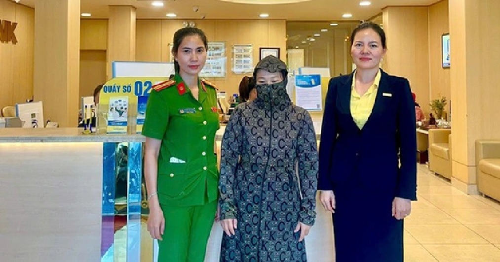 Bà N tại Ngân hàng Nam Á chi nhánh Bình Thuận. Ảnh Công an phường Phan Thiết