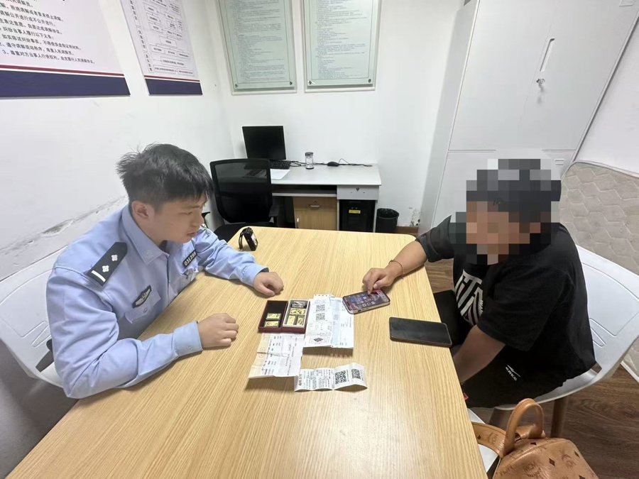 Anh Qiu khai báo với cảnh sát về sự việc. Ảnh Jfdaily