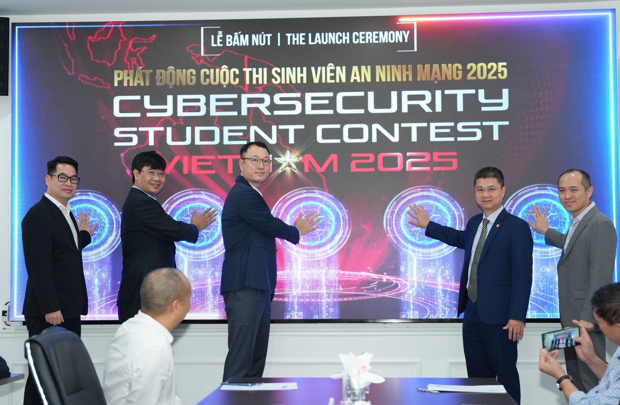 Đại diện Ban tổ chức bấm nút chính thức phát động Cuộc thi Sinh viên An ninh mạng 2025