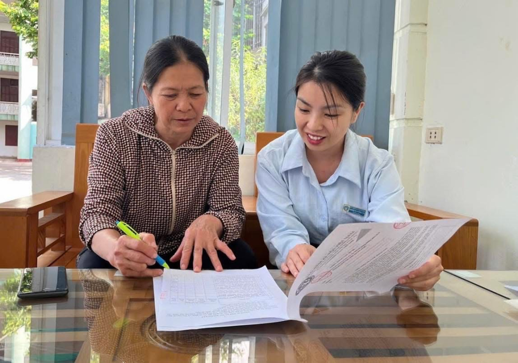 Cán bộ Bảo hiểm xã hội tư vấn, làm việc trực tiếp cho khách hàng về những điểm mới của chính sách bảo hiểm xã hội. Ảnh Báo Cao Bằng