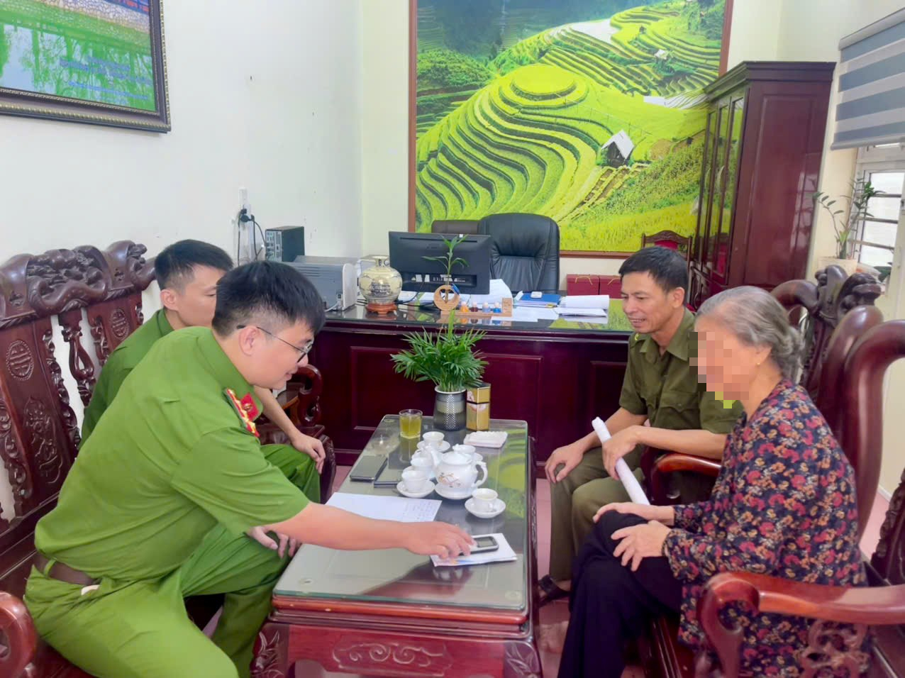 Cán bộ Công an xã Yết Kiêu tuyên truyền, hướng dẫn người dân nhận diện thủ đoạn lừa đảo cho cụ M. Ảnh: Cơ quan Công an Yết Kiêu cung cấp