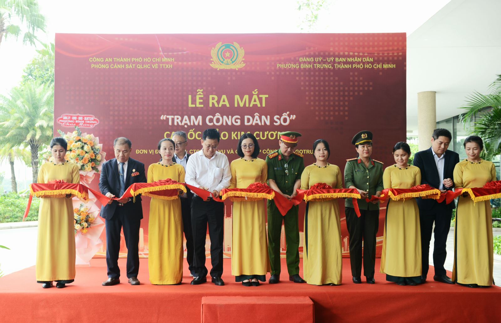 Đại diện Công an TP Hồ Chí Minh và UBND phường Bình Trưng thực hiện nghi thức cắt băng ra mắt mô hình “Trạm công dân số” tại khu dân cư phường Bình Trưng, TP Hồ Chí Minh.