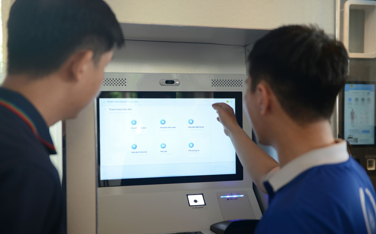 Người dân thao tác tại kiosk “Trạm công dân số” để nộp hồ sơ và tra cứu thủ tục hành chính.