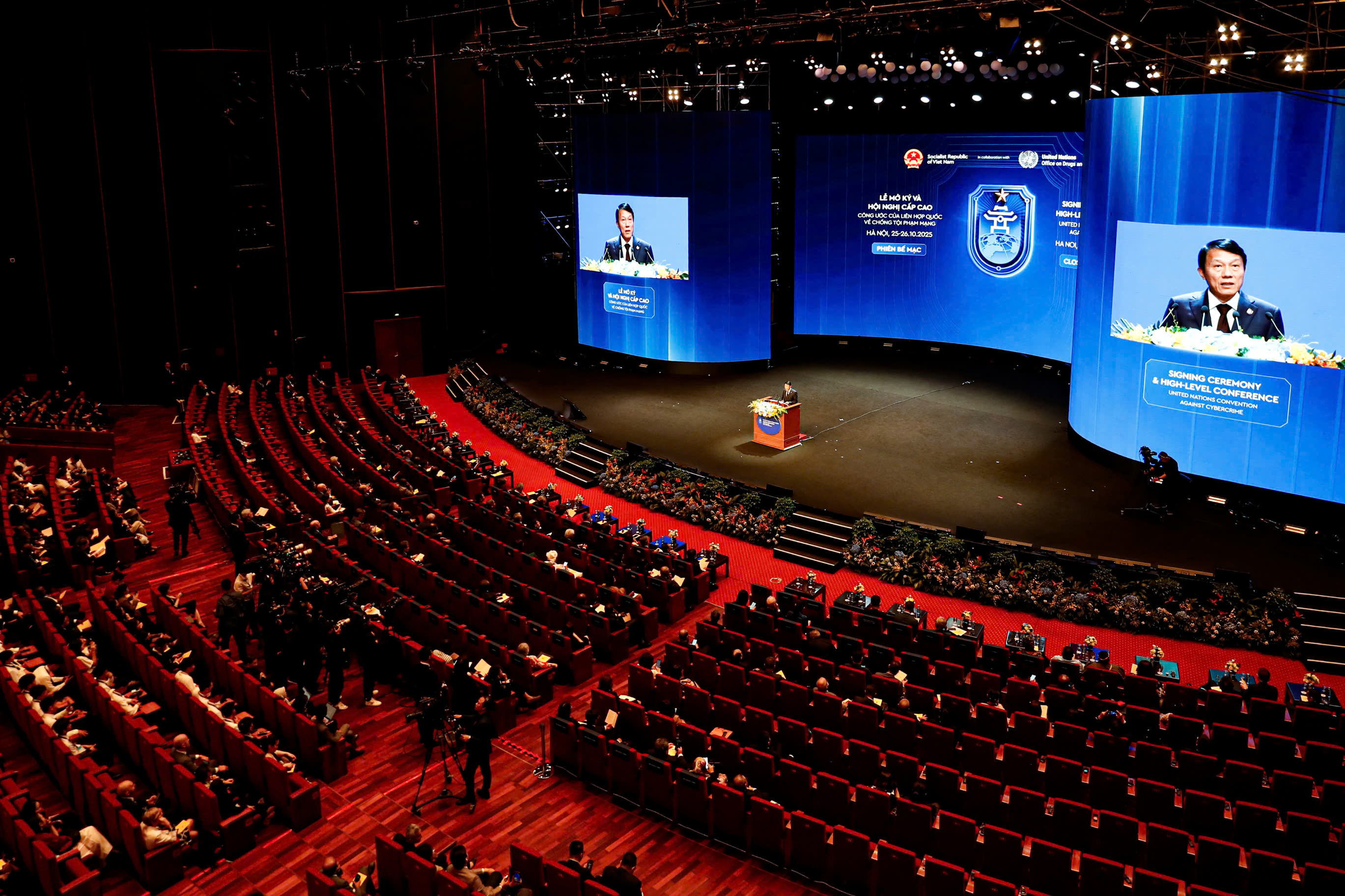 Toàn cảnh phiên bế mạc Lễ mở ký Công ước của Liên hợp quốc về chống tội phạm mạng tại Trung tâm Hội nghị Quốc gia, chiều 26/10.