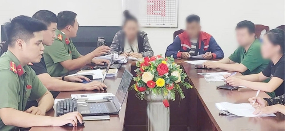 Lực lượng chức năng làm việc với các trường hợp chia sẻ thông tin sai sự thật lên mạng xã hội. Ảnh Công an Tp.Huế cung cấp.