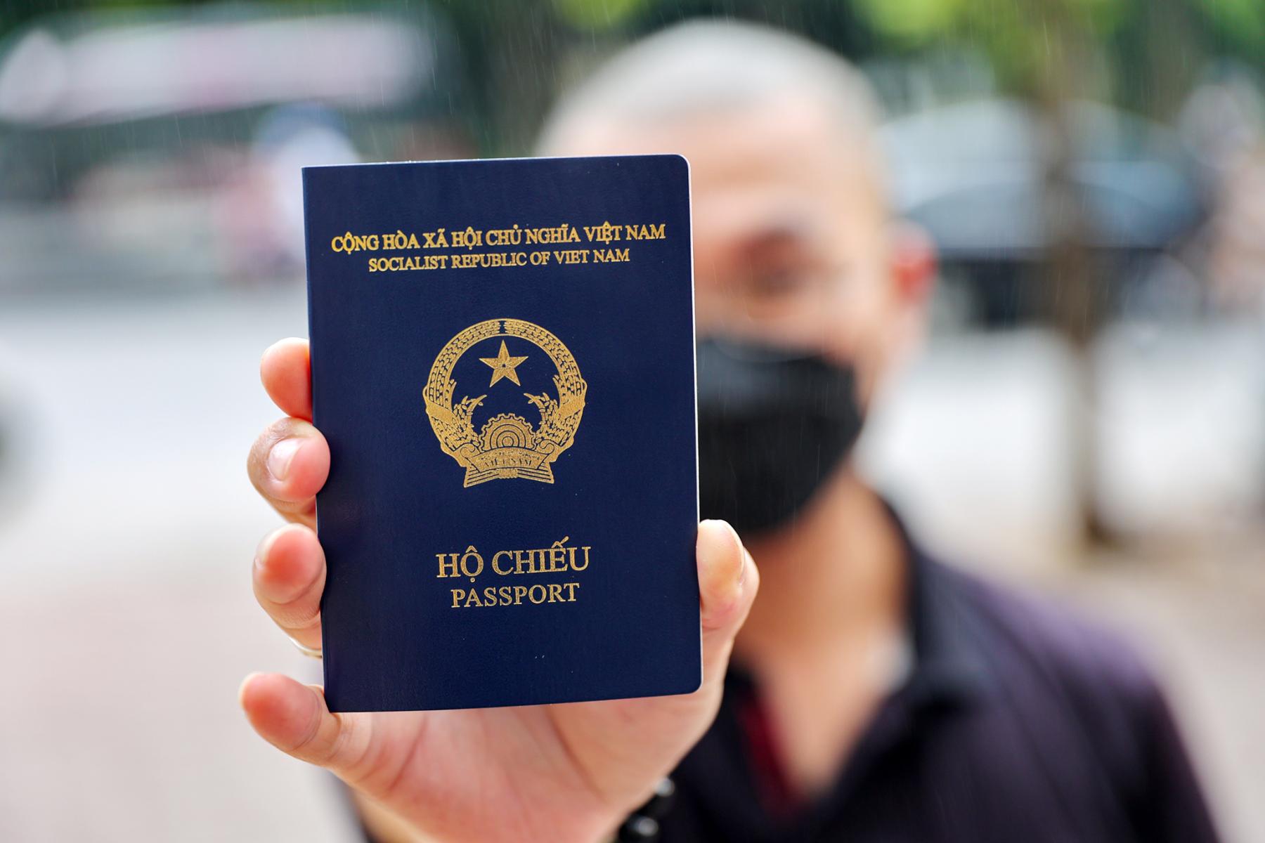 Cảnh giác với “cò dịch vụ” làm hộ chiếu trực tuyến, rủi ro “tiền mất, tật mang”