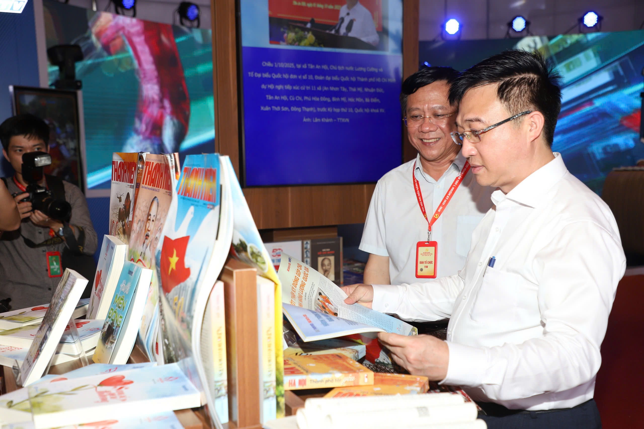 Đại biểu tham quan gian hàng trưng bày các ấn phẩm báo chí, xuất bản phẩm tiêu biểu của TP.HCM.