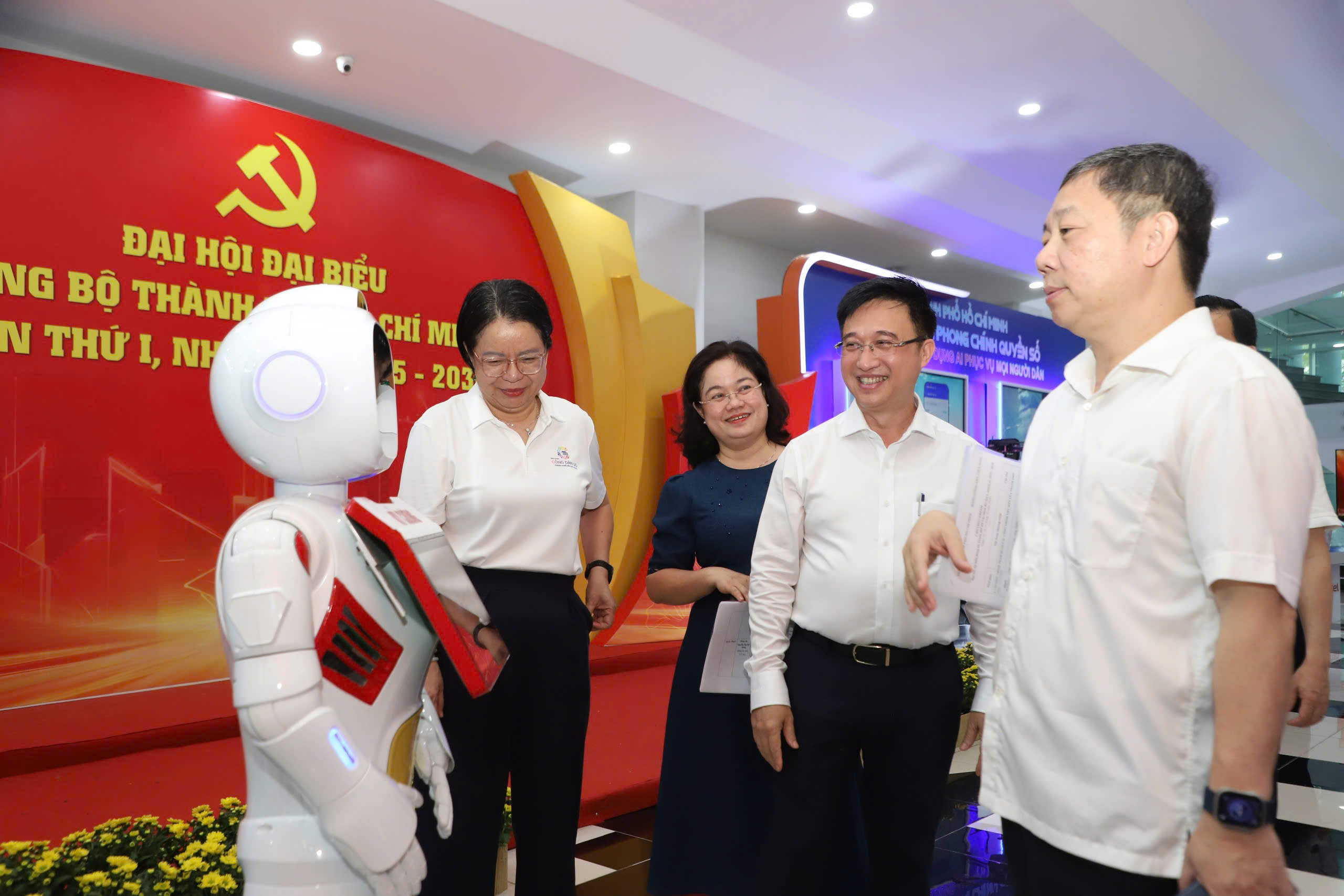 Các đại biểu tham quan khu trưng bày sản phẩm công nghệ tại triển lãm.