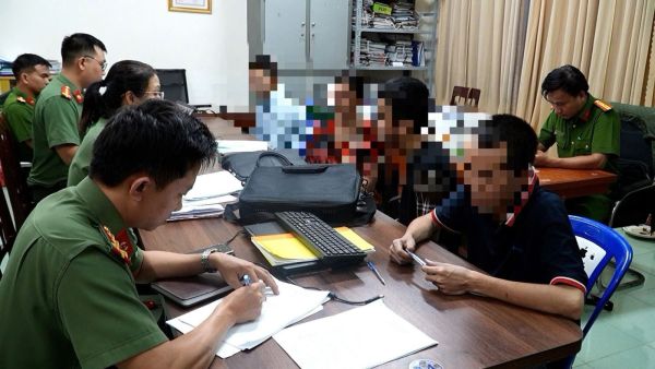 Các phòng nghiệp vụ Công an tỉnh Quảng Ngãi làm việc các đối tượng xuất cảnh
trái phép ra nước ngoài bán thận và tham gia lừa đảo trực tuyến bị trục xuất khỏi Campuchia