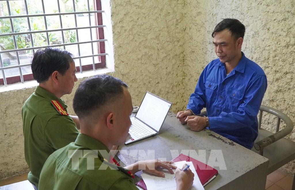 Cơ quan CSĐT Công an tỉnh Điên Biên lấy lời khai của đối tượng Nguyễn Mạnh Tuân. Ảnh TTXVN