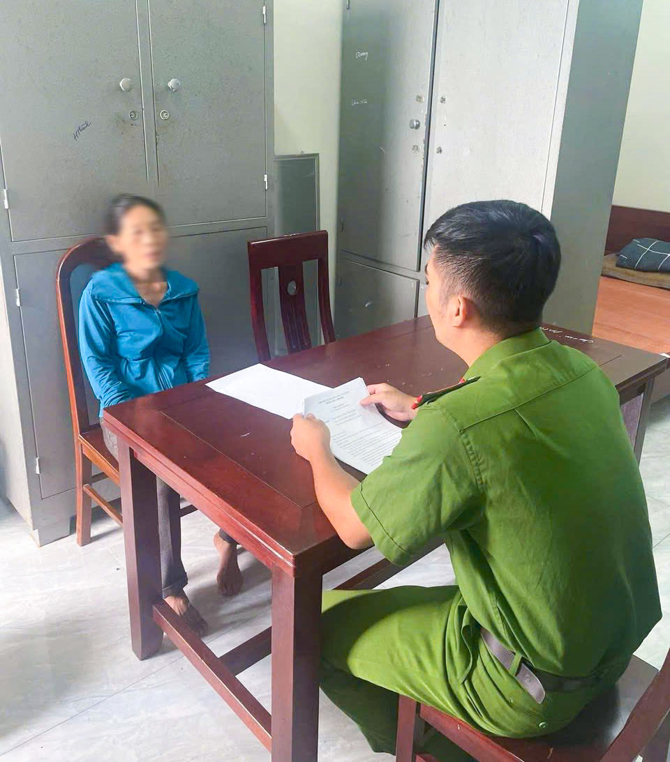 Công an xã Lam Thành làm việc với bà P.T.T. Ảnh: Hải Dương