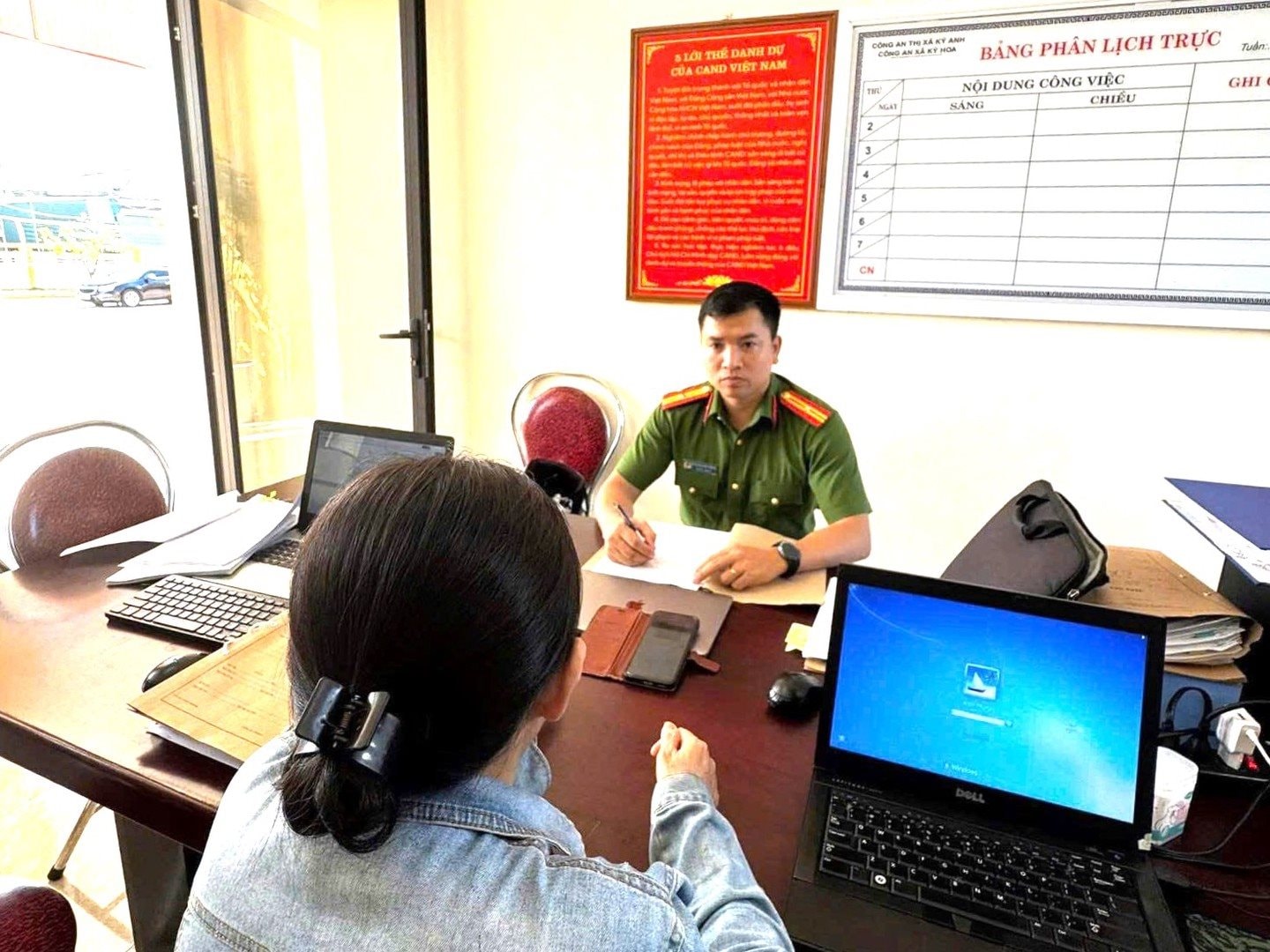 Công an xã Kỳ Hoa, tỉnh Hà Tĩnh giải thích cho chị T. về thủ đoạn lừa đảo trên Facebook. Ảnh Công an tỉnh Hà Tĩnh.