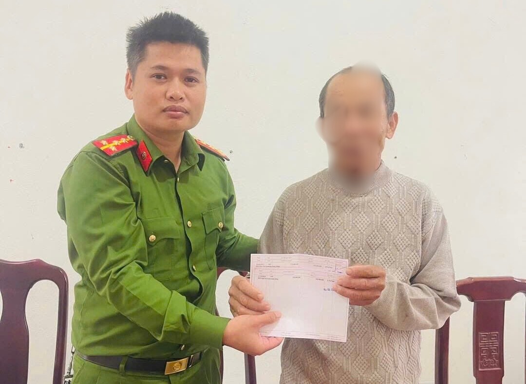 Công an phường Vũng Áng kịp thời giúp người dân tránh bị lừa đảo, bảo đảm an toàn tài sản. Ảnh Bộ Công an