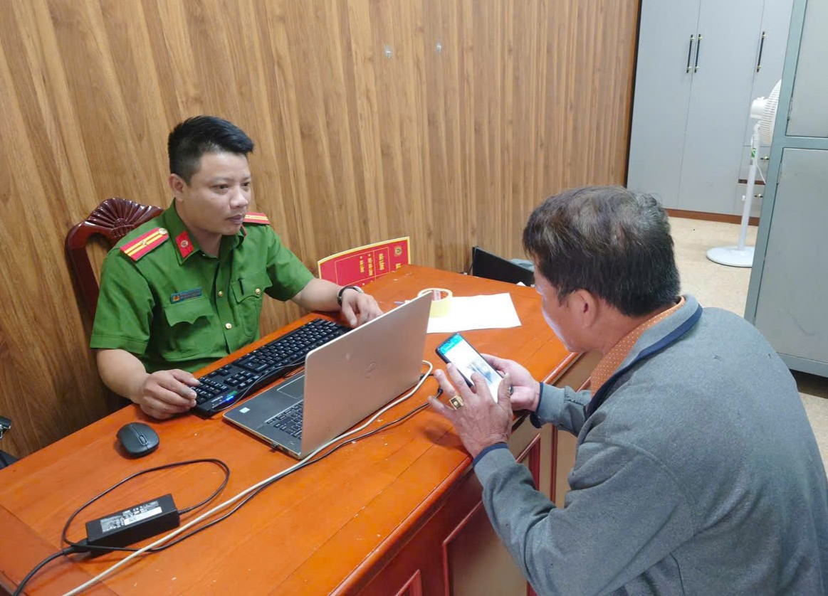 Ông H. trình bày sự việc với Cơ quan Công an. Ảnh Bộ Công an