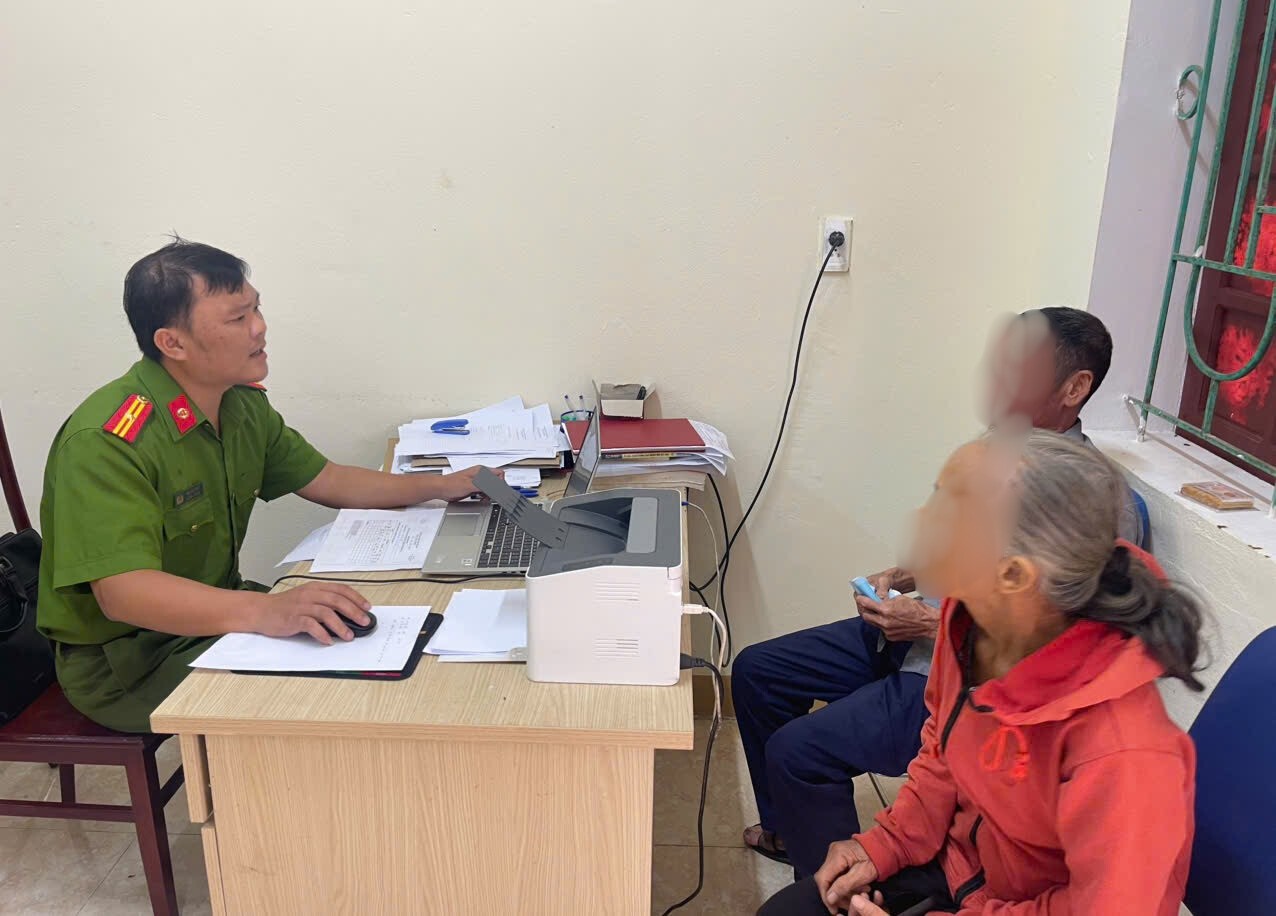 Công an xã Cẩm Lạc tuyên truyền giải thích cho người dân hiểu rõ các thuủ đoạn của đối tượng lừa đảo. Ảnh Bộ Công an