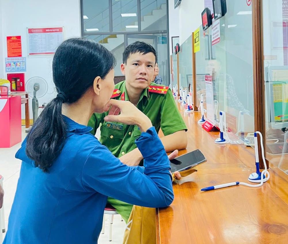 Công an xã Hương Đô làm việc với chị Nguyễn Thị Kim Ngân, nạn nhân vụ lừa đảo qua mang. Ảnh Công an Hà Tĩnh