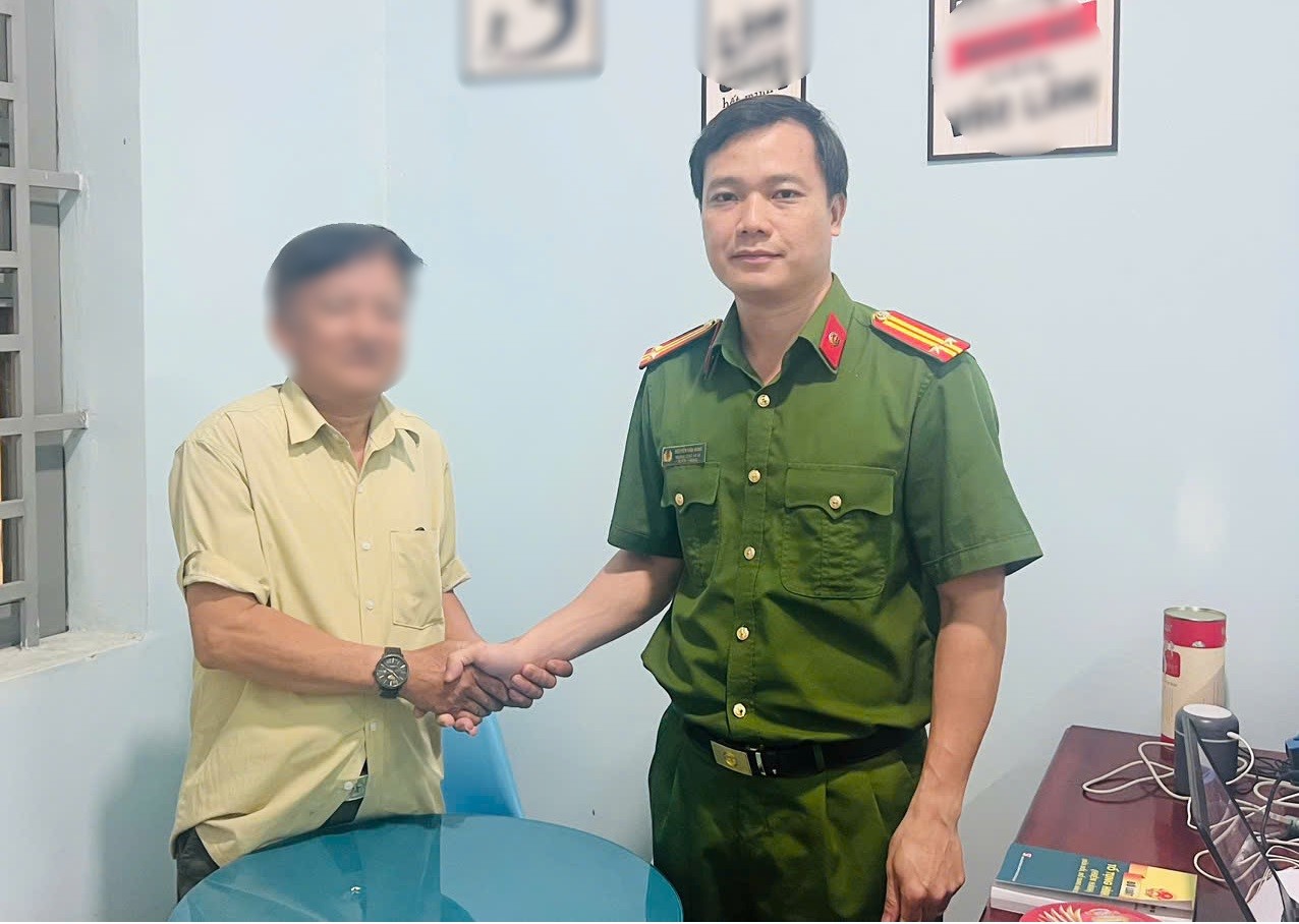 Đại diện gia đình ông Ân cảm ơn Công an xã Thuận Lợi. Ảnh Công an Đồng Nai