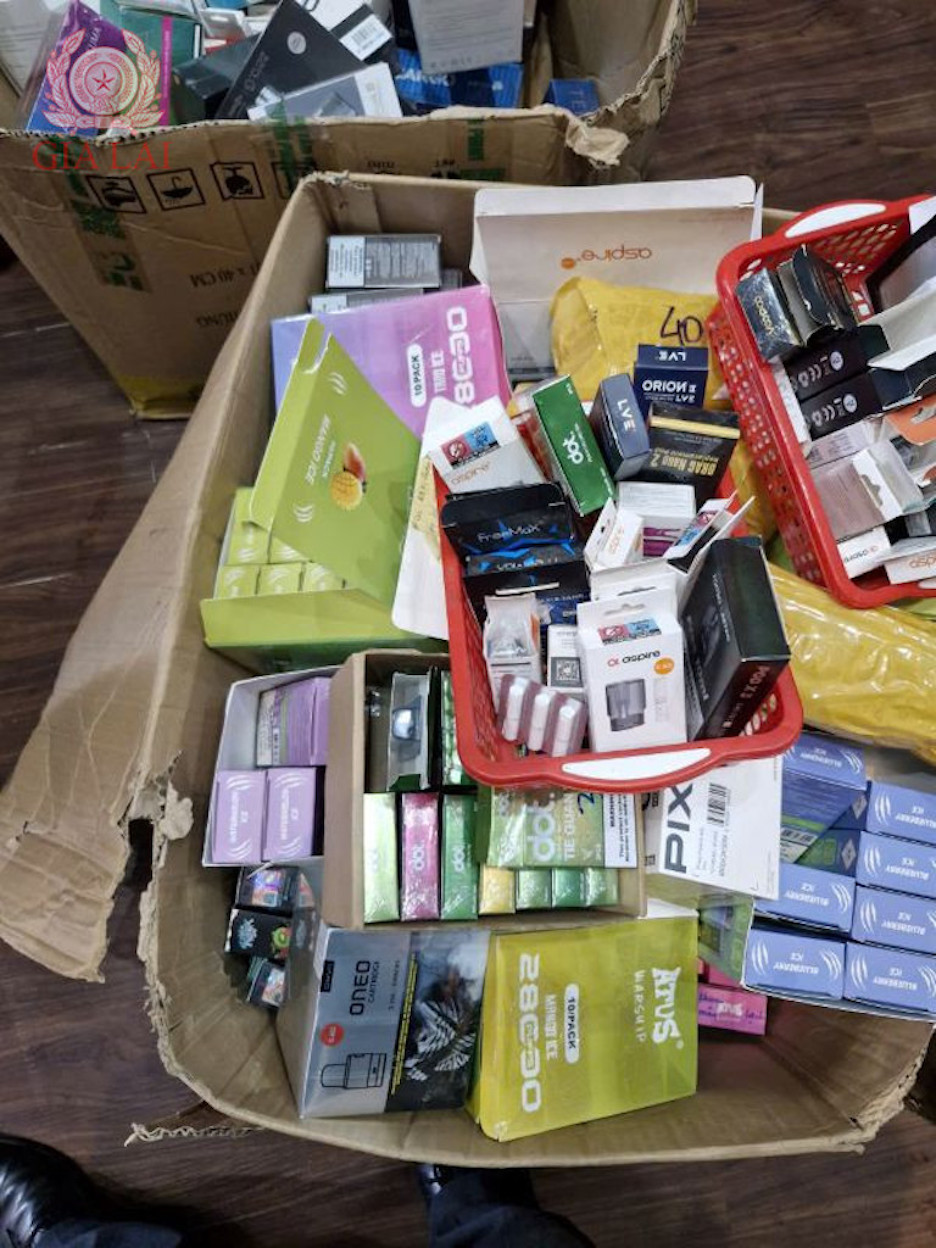 Cơ quan chức năng tiến hành kiểm tra và thu giữ số lượng lớn sản phẩm thuốc lá điện tử được các đối tượng mua bán trên không gian mạng.