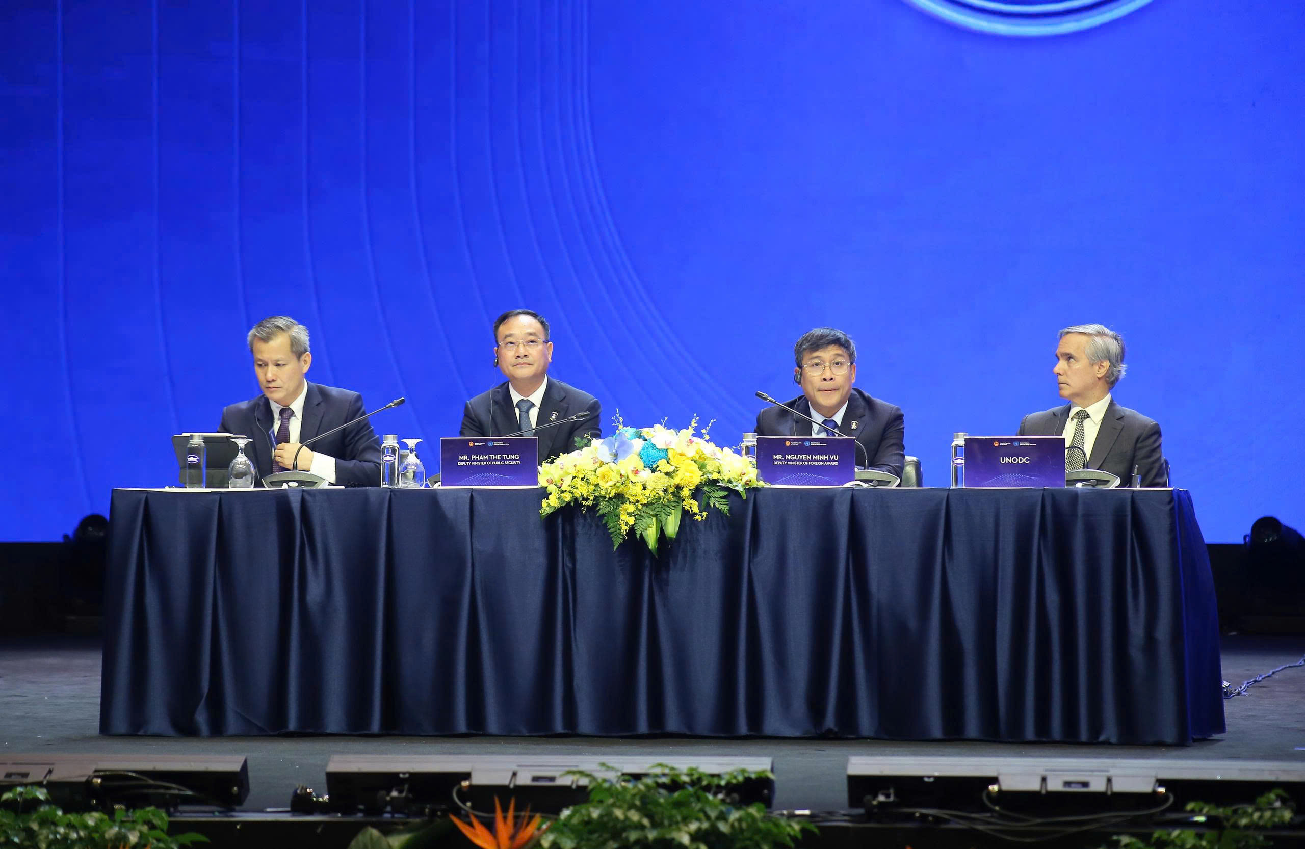 Thượng tướng Phạm Thế Tùng - Thứ trưởng Bộ Công an và Thứ trưởng Bộ Ngoại giao Nguyễn Minh Vũ đồng chủ trì phiên thảo luận toàn thể thứ hai, sáng 26/10.