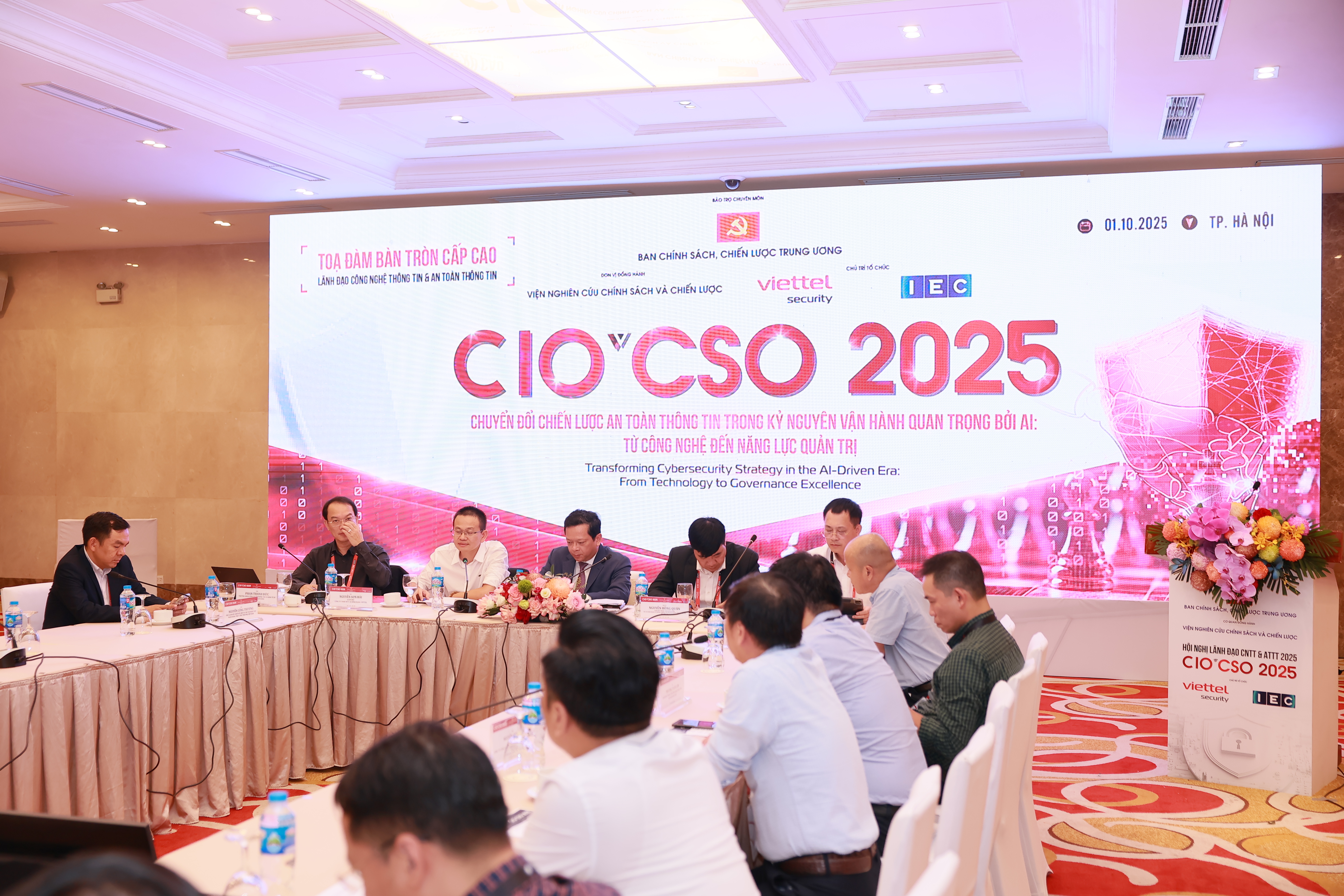 Phiên tọa đàm bàn tròn cấp cao được điều phối bởi ông Phan Thanh Đức - Trưởng Khoa Công nghệ thông tin và Kinh tế số, Học viện Ngân hàng đã tập trung thảo luận về kiến trúc dữ liệu hiện đại, quản trị dữ liệu toàn diện và vận hành bảo mật với AI.