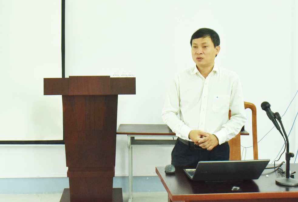 Giảng viên trình bày chuyên đề về nhận thức và quy định pháp lý liên quan đến an toàn thông tin. Ảnh: Cẩm Tú