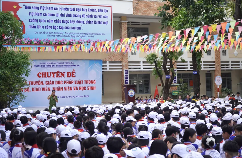 Công an phường Trảng Dài phổ biến kiến thức phòng chống tội phạm công nghệ cao cho học sinh, giáo viên trường THCS Trảng Dài.