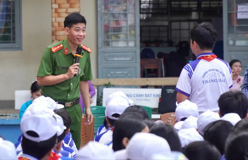 Trong buổi tuyên truyền có phần thảo luận trực tiếp và trả lời của các em học sinh theo từng tình huống.