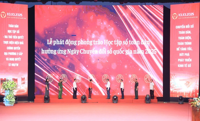 Các đại biểu bấm nút phát động phong trào “Học tập số toàn dân” hưởng ứng Ngày Chuyển đổi số quốc gia 2025. Ảnh: VGP/Minh Anh.