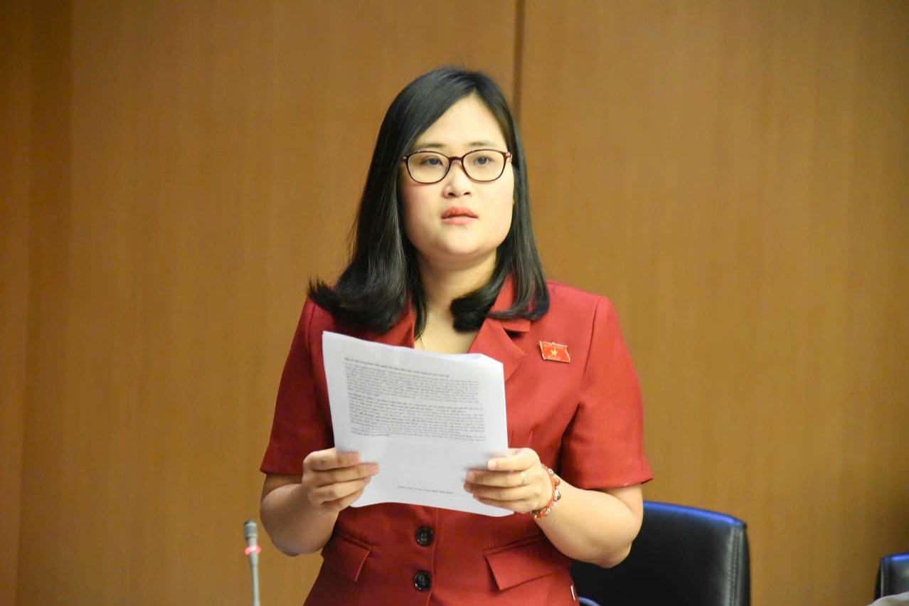Đại biểu Hà Ánh Phượng (Đoàn Phú Thọ) phát biểu ý kiến tại phiên thảo luận tổ chiều 22/10.