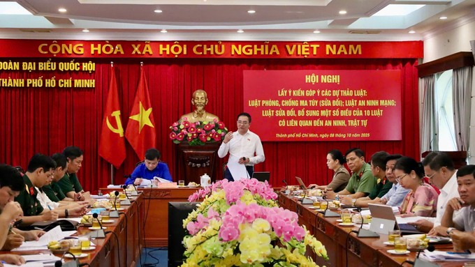 Đại biểu Quốc hội Nguyễn Minh Đức và Nguyễn Huy Khánh đồng chủ trì hội nghị lấy ý kiến góp ý các dự thảo luật. Ảnh: Cẩm Nương.